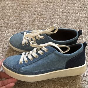 Vionic Women's Winny Sneakers in the Light Denim colorway 6.5